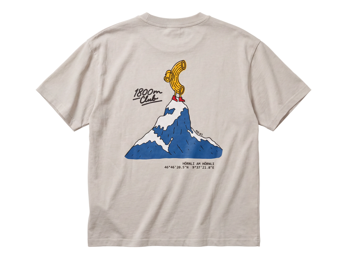 Rückseite des Hörnli am Hörnli Full Colour T-Shirts mit blauem Berg und gelber Teigwarenfigur