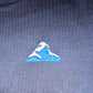 Schwarzes 1800m Club Kinder-T-Shirt aus Bio-Baumwolle mit kleiner Hörnli-Stickerei auf der Brust