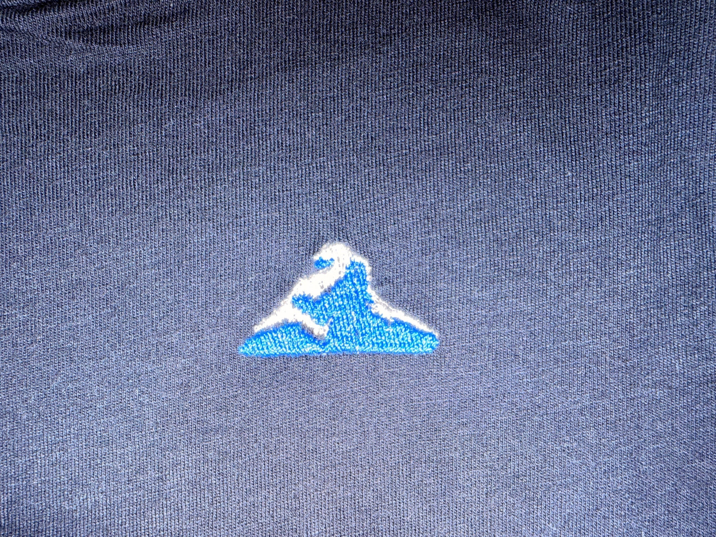 Schwarzes 1800m Club Kinder-T-Shirt aus Bio-Baumwolle mit kleiner Hörnli-Stickerei auf der Brust