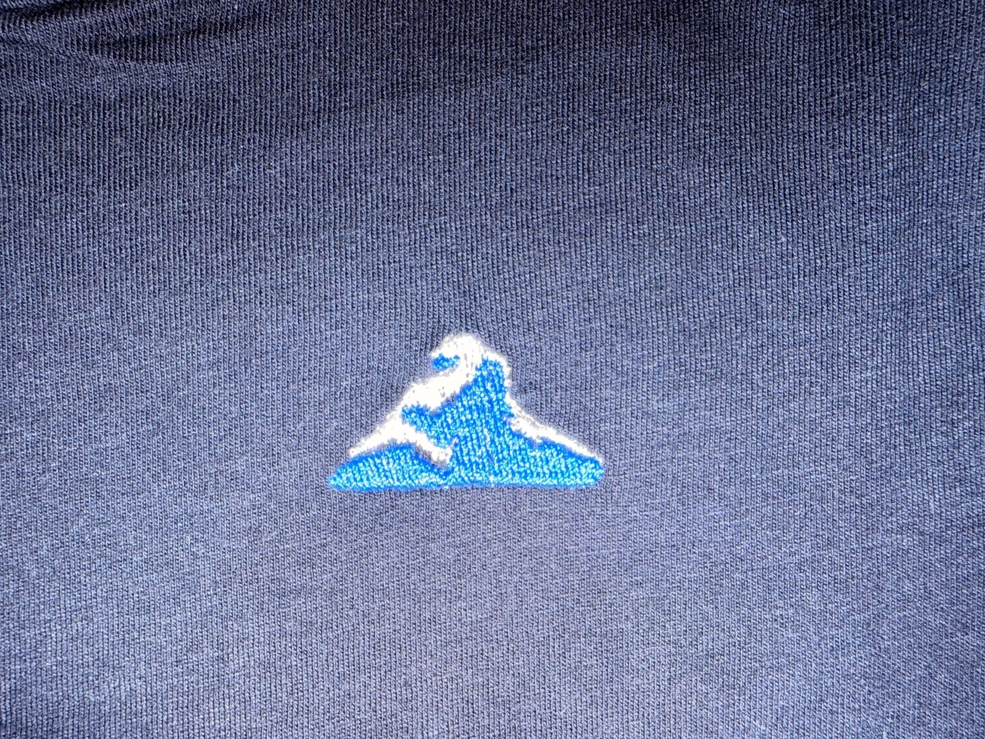 Schwarzes 1800m Club Kinder-T-Shirt aus Bio-Baumwolle mit kleiner Hörnli-Stickerei auf der Brust