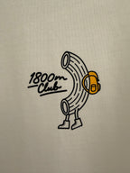Nahaufnahme der kleinen Hörnli-Teigwarenfigur und des 1800m Club Logos auf cremefarbenem Stoff