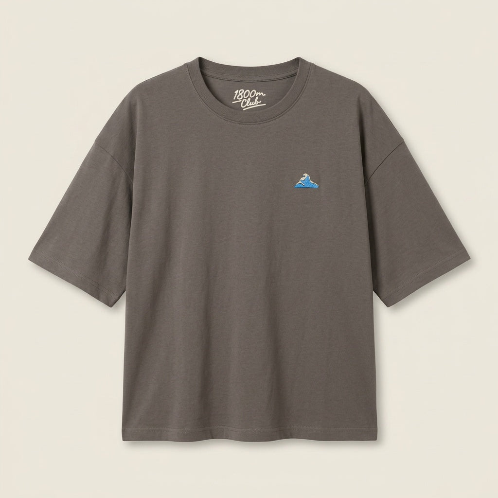 The 1800m Club Hörnli embroidered Boxy T-shirt designed in Arosa, Switzerland.