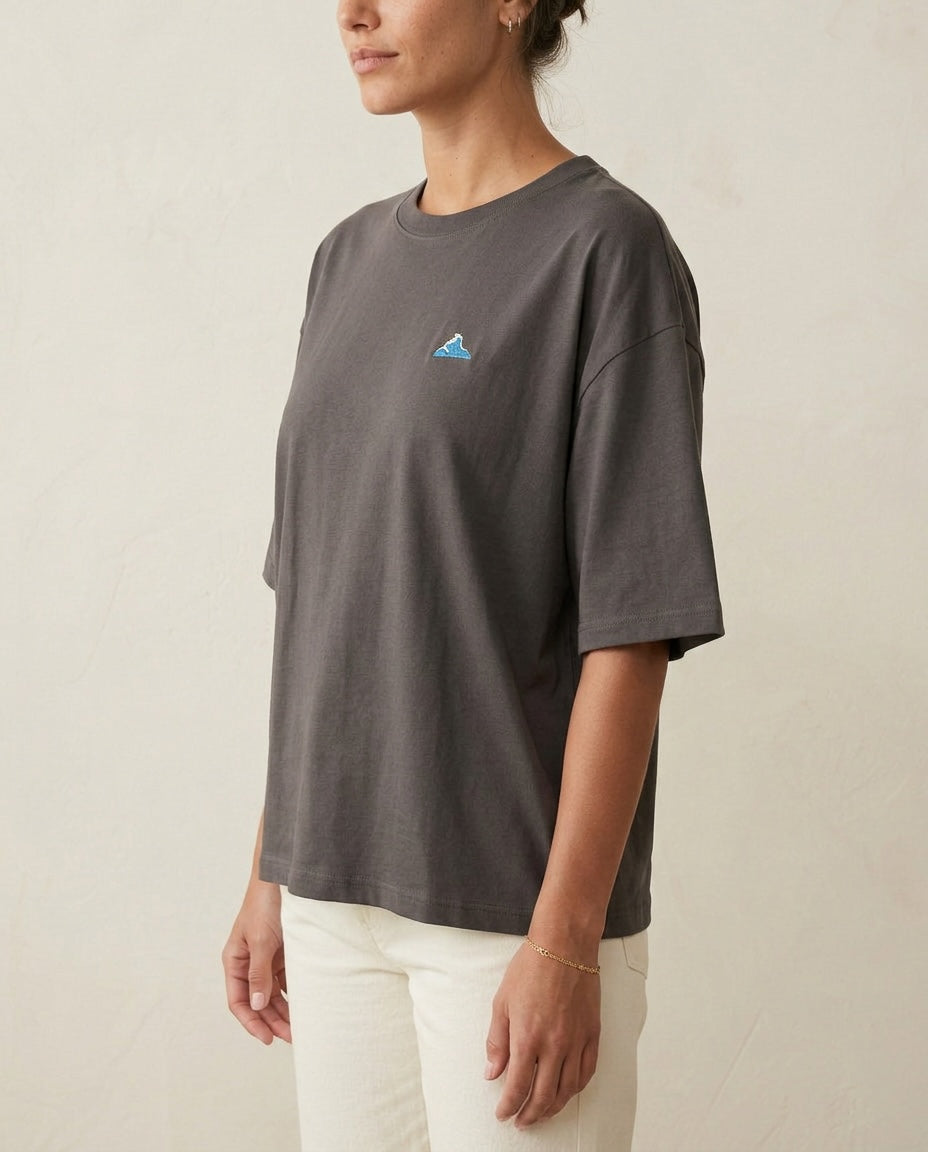 A woman wearing the 1800m Club Hörnli embroidered Boxy T-shirt designed in Arosa, Switzerland.