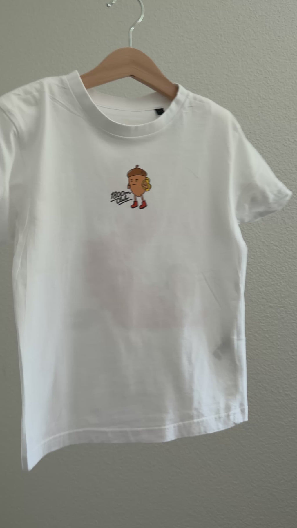 Video preview of the white Eichhörnliweg kids’ T-shirt on a hanger