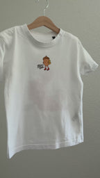 Video preview of the white Eichhörnliweg kids’ T-shirt on a hanger