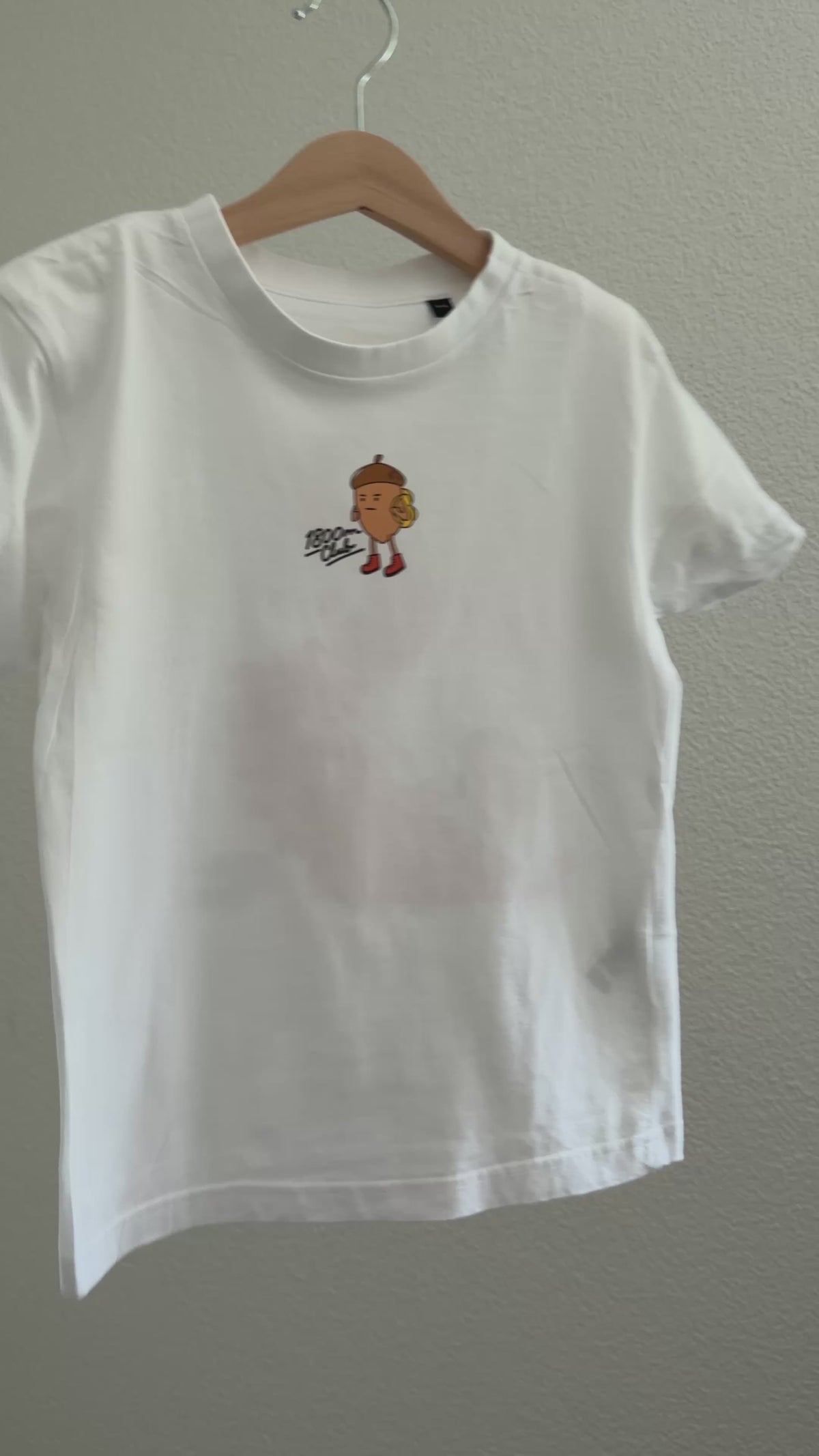 Video preview of the white Eichhörnliweg kids’ T-shirt on a hanger