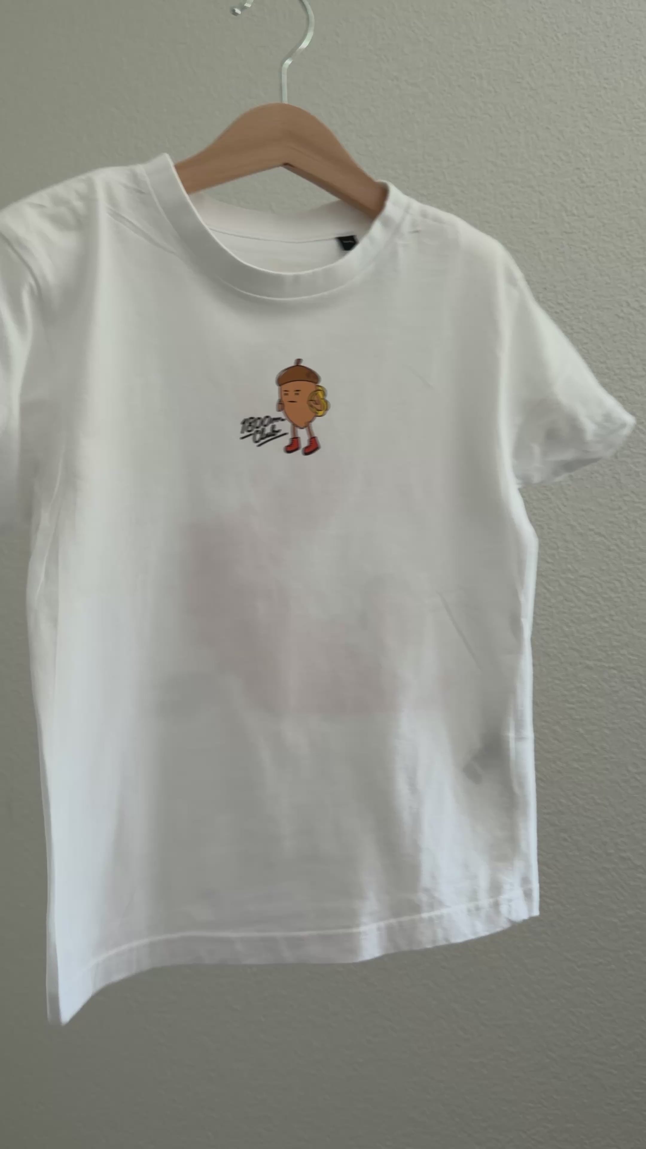 Video preview of the white Eichhörnliweg kids’ T-shirt on a hanger